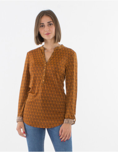 Knitted 95% polyester 5% elastane blouse with buttons and "bambou" print