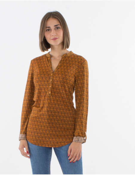 Knitted 95% polyester 5% elastane blouse with buttons and "bambou" print