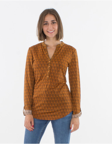Knitted 95% polyester 5% elastane blouse with buttons and "bambou" print