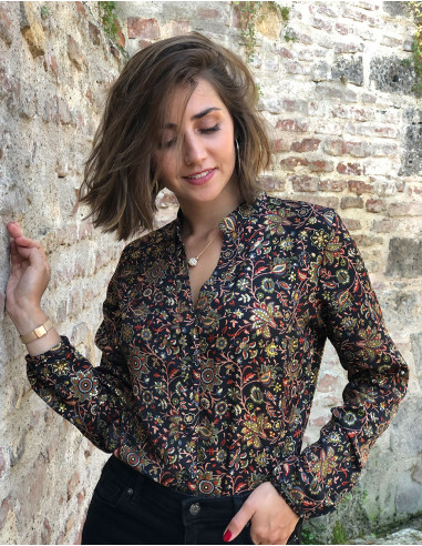 Polyester blouse with buttons and " golden india" print