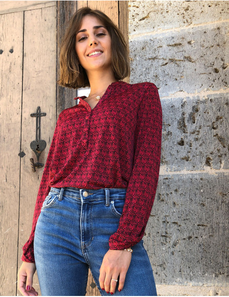 Knitted 95% polyester 5% elastane blouse with buttons and "bambou" print