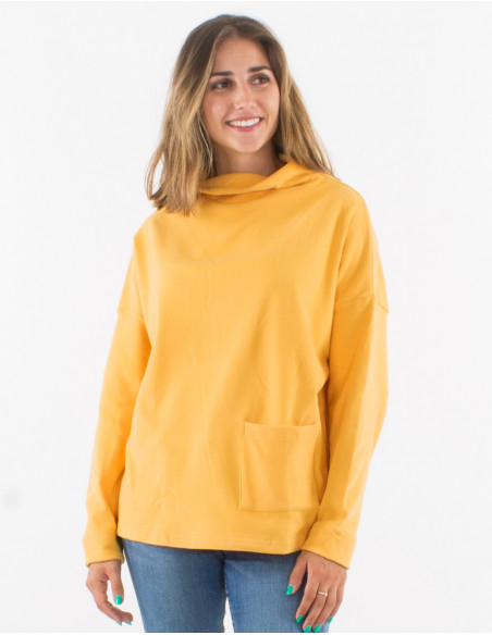 Knitted 95% polyester 5% elastane sweater