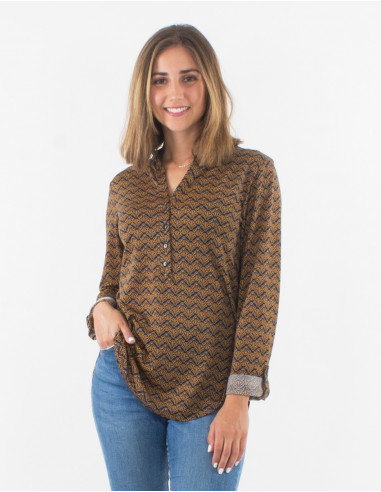 Knitted 96% polyester 4% elastane buttoned blouse with "geo" print