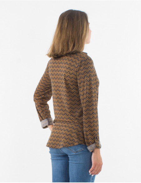 Knitted 96% polyester 4% elastane buttoned blouse with "geo" print