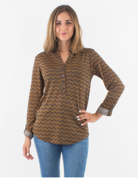 Knitted 96% polyester 4% elastane buttoned blouse with "geo" print