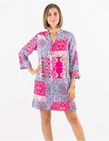 Short polyester buttoned dress with roll-up 3/4 sleeves and fresque print