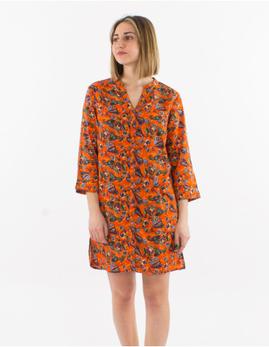 Short polyester buttoned dress with roll-up 3/4 sleeves and mistery print