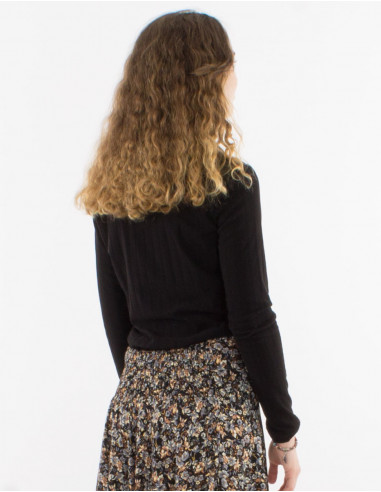 Knitted sweater 90% polyester 10% elastane with v neckline