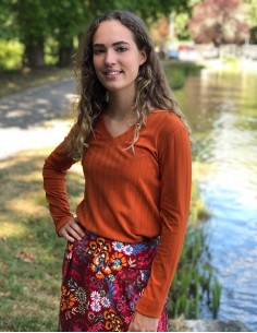 Knitted sweater 90% polyester 10% elastane with v neckline