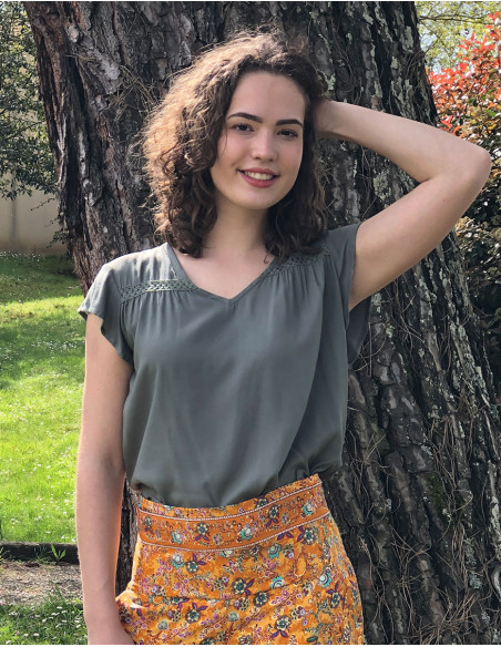 Viscose plain sleeveless blouse with v-neck and buttons