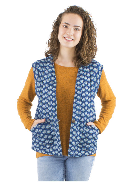 Polyester sleeveless quilted jacket with button and Oriental print