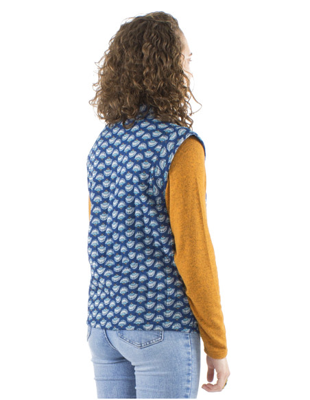 Polyester sleeveless quilted jacket with button and Oriental print